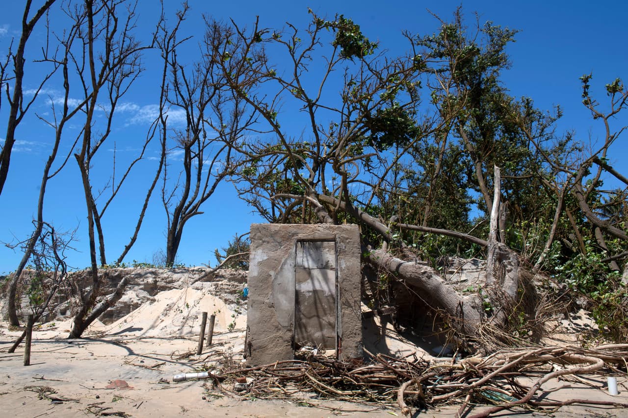 Los restos de una casa en Atafona. El balneario sufre un "problema crónico" desde hace décadas. 
<b>"El uso que el hombre hizo del río Paraíba do Sul </b>(uno de los principales del sudeste de Brasil) en los últimos 40 años 
<b>redujo drásticamente el volumen de sus aguas y su capacidad de transportar arena hacia la desembocadura"</b>, explica Bulhoes, 
<b>enumerando actividades como la minería y los desvíos para la agricultura.</b>
<br>
<br>
<b>Con este "déficit" de sedimentos, la playa no se reabastece naturalmente y va cediendo ante el avance del mar. </b>
<br>
<br>