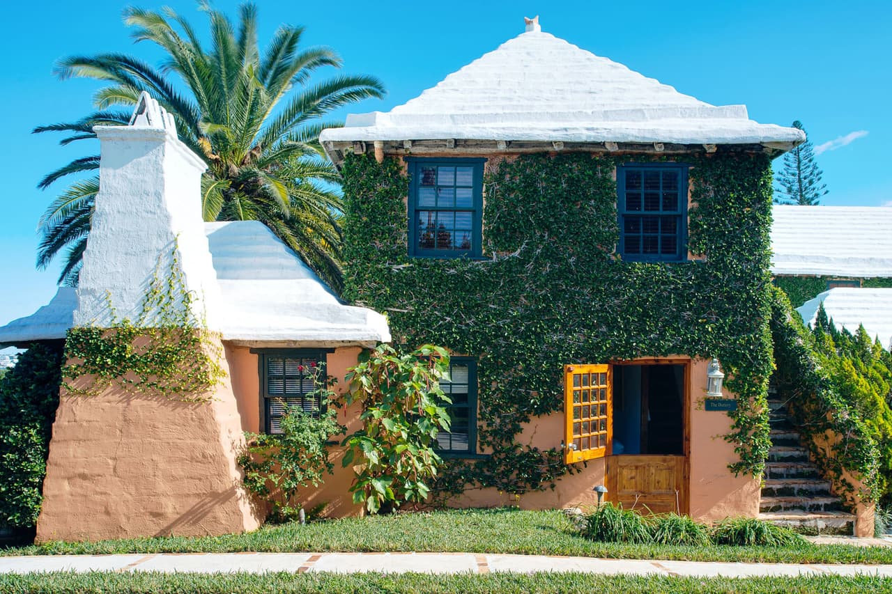 La lujosa casa principal tiene 7,300 pies cuadrados, su arquitectura es colonial caribeña, la fachada está cubierta con hiedra.
<br>