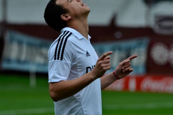 Leonardo Jara de Estudiantes reza durante un partido entre Lanús y Estudiantes de La Plata como parte de la tercera ronda de Torneo de Transicion 2014 en Buenos Aires, Argentina.