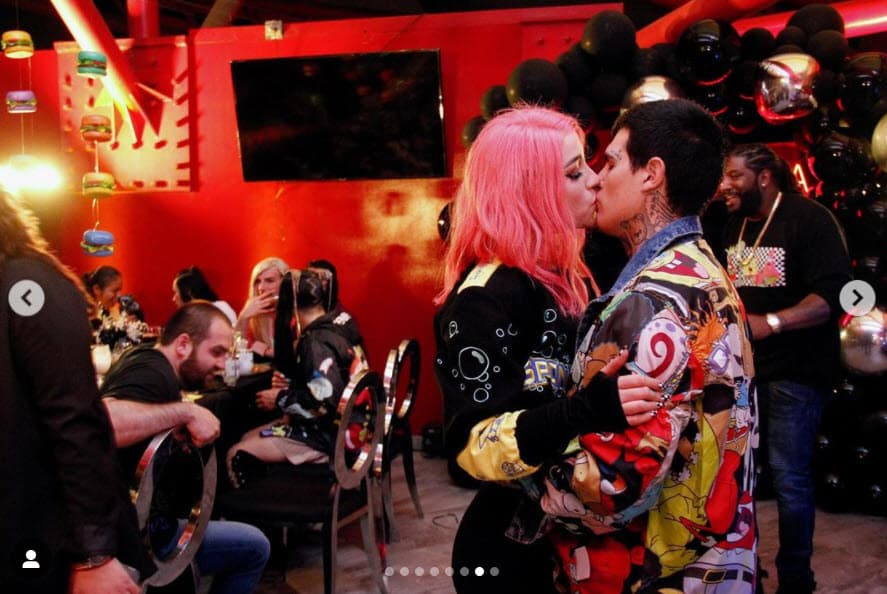 Badiola tiene 24 años, es cantante,'influencer' y tiene una relación amorosa con
<b><a href="https://www.univision.com/temas/adriel-favela" target="_blank">Adriel Favela</a></b>, otro joven exponente del regional mexicano.
<br>