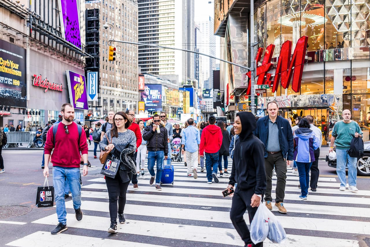 <b>La ciudad más grande: Nueva York</b>
<br>
<br>Con 8.8 millones de personas, Nueva York sigue siendo la ciudad incorporada más poblada. Los datos del Censo muestran que 
<a href="https://www.univision.com/noticias/estados-unidos/nuevos-datos-censo-2020-latinos-impusaron-la-poblacion-de-eeuu-usa"><u>312 áreas metropolitanas de Estados Unidos aumentaron su población entre 2010 y 2020</u></a>.
<br>
<br>Esta fotografía fue tomada en Times Square, Manhattan, en 2018.