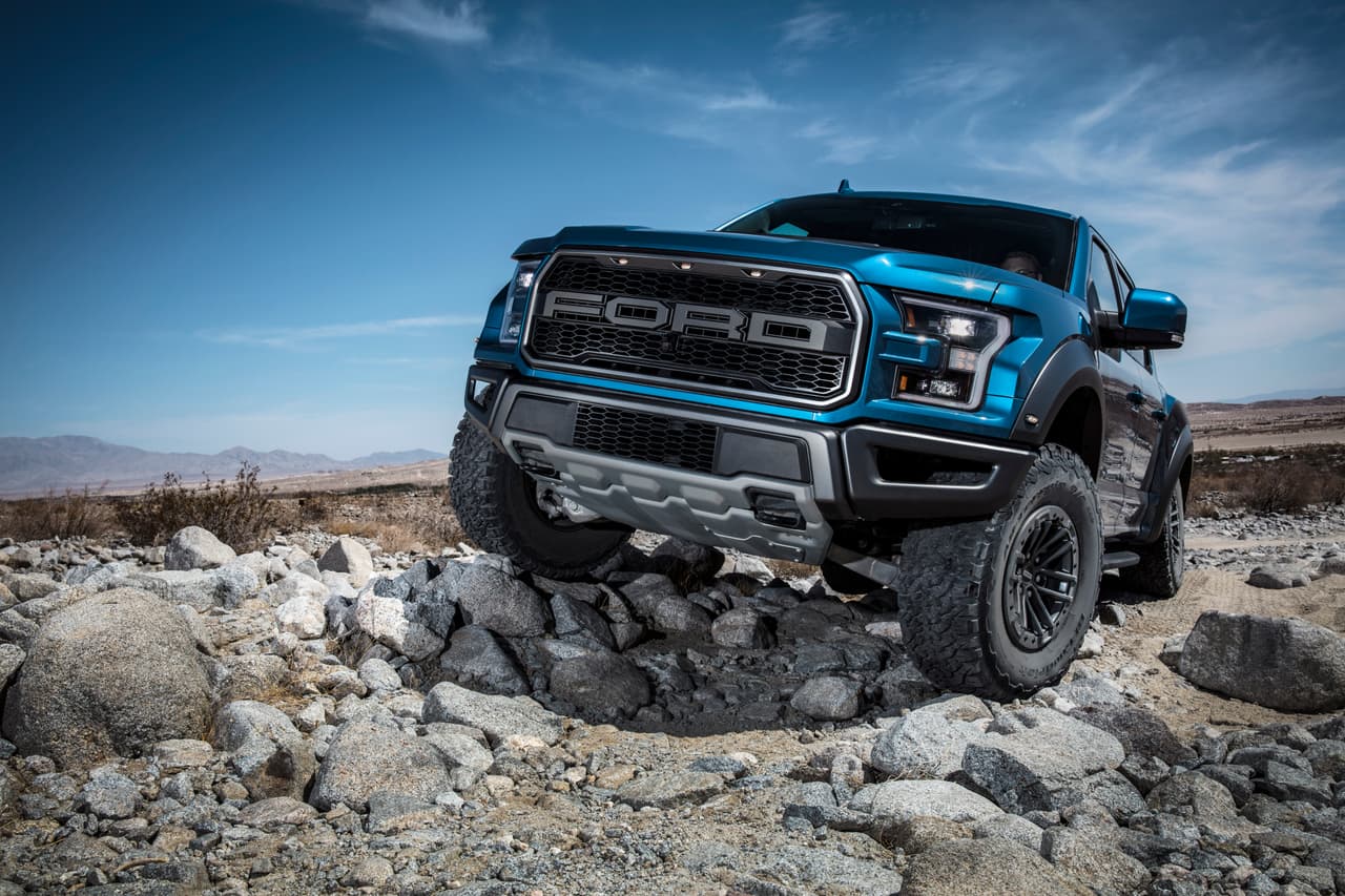 “Gracias al ajuste automático en sus ratios de compresión, la Raptor puede aprovechar al máximo las 13 pulgadas de recorrido en los amortiguadores delanteros y 13.9” en los posteriores”, Hermann Salenbauch, Director Global, Ford Performance.