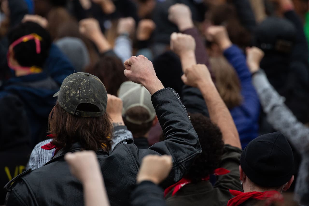 En Seattle, frente a la comisaría Este del Departamento de Policía, decenas de personas se congregaron para celebrar protestar por la muerte de George Floyd. El personal de la Policía de Seattle y de la Guardia Nacional de Washington abandonó la zona después de que la noche anterior se produjeran violentos enfrentamientos en los alrededores durante las continuas protestas de Black Lives Matter.