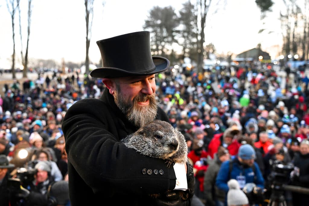 Mientras las tormentas siguen causando estragos, la marmota Phil pronostica otras seis semanas de invierno