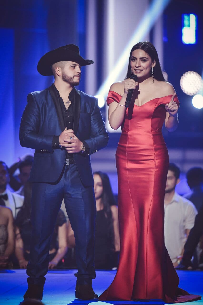 Con las luces del escenario, el vestido de Ana Brenda resaltó aún más y acaparó toda la vista.