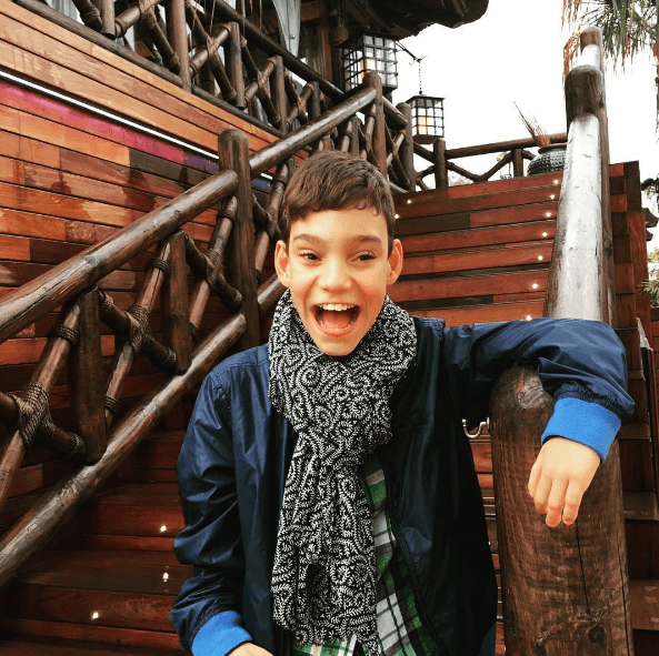 Este pequeño publicó algunas imagenes de cómo se divierte cuando no está arriba de un escenario y este fin de semana se la pasó en un bio parque con su familia.