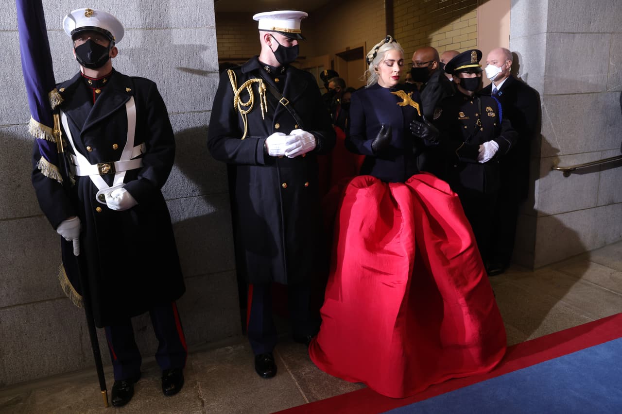 La intérprete de 34 años utilizó un atuendo a medida, diseñado por Daniel Roseberry, director creativo de Schiaparelli, que consistió en una chaqueta de cachemira azul marino y una falda de faille de seda roja.