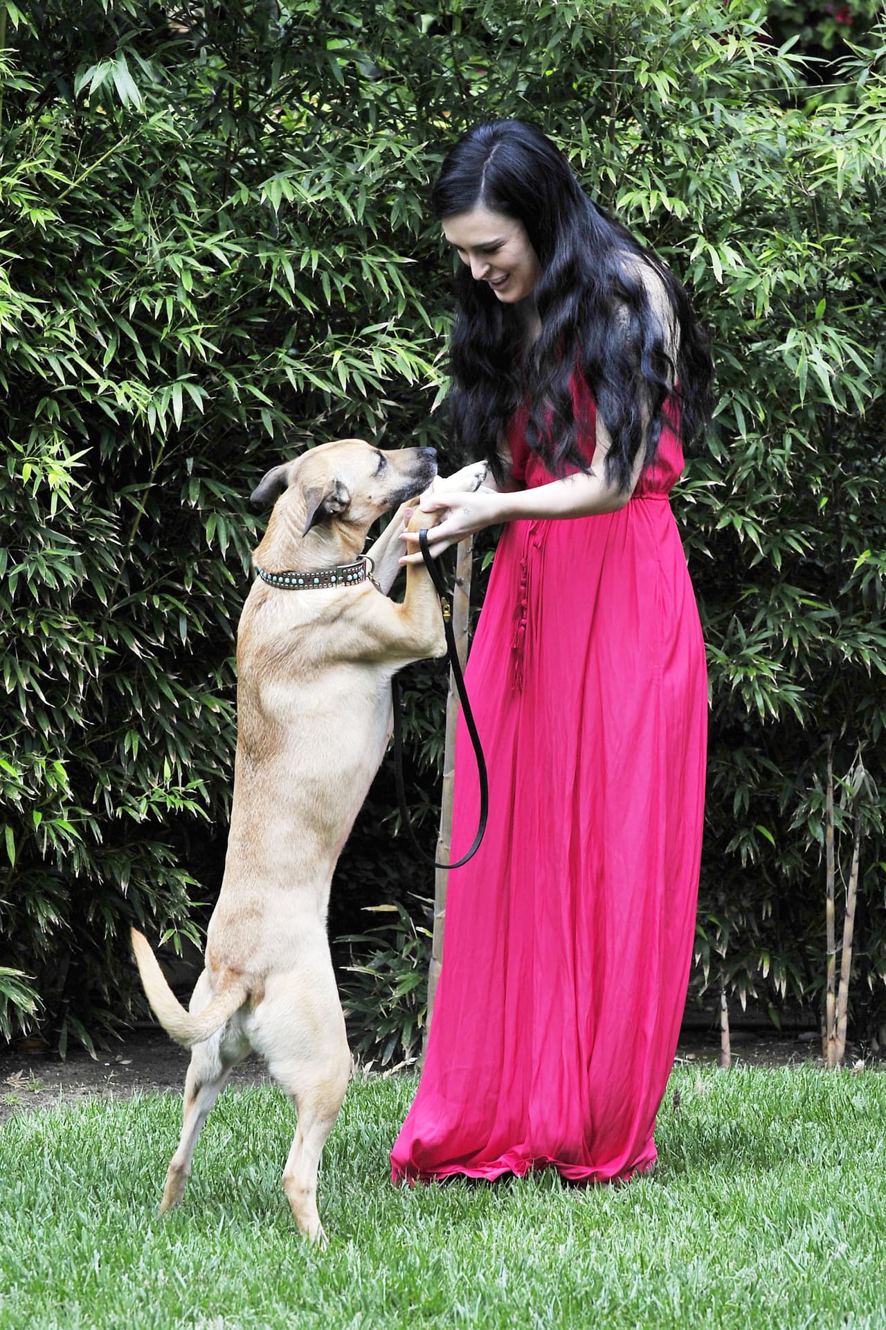 Rumer aprovechó el buen día para salir sin zapatos, ¡un dulce cosquilleo en los pies!
