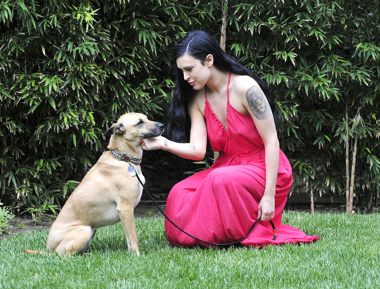 El vestido con escote en ‘V’ de estilo camisero le sienta a la perfección.