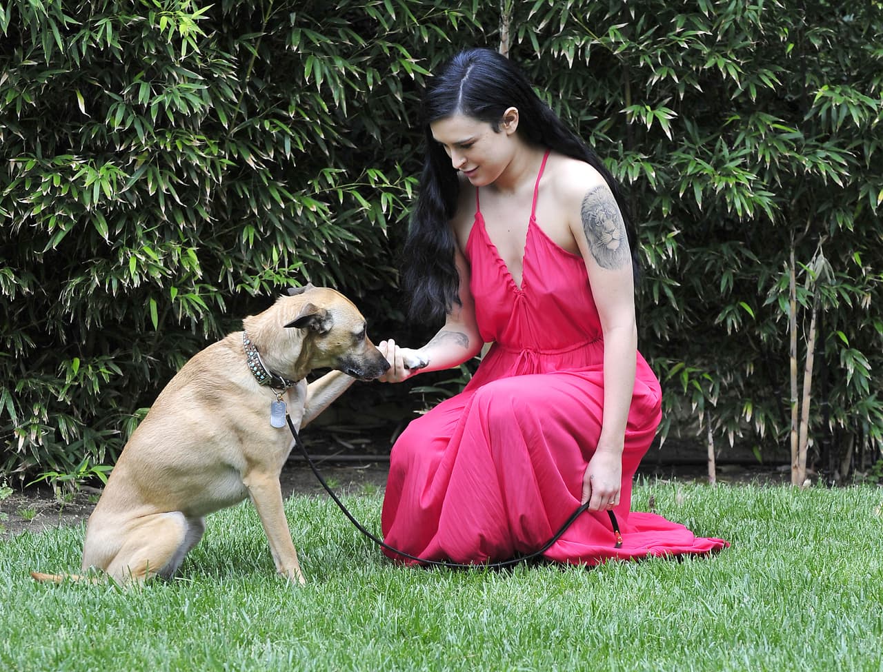 Permite ver sus brazos esbeltos y la figura que últimamente está torneando más y más.