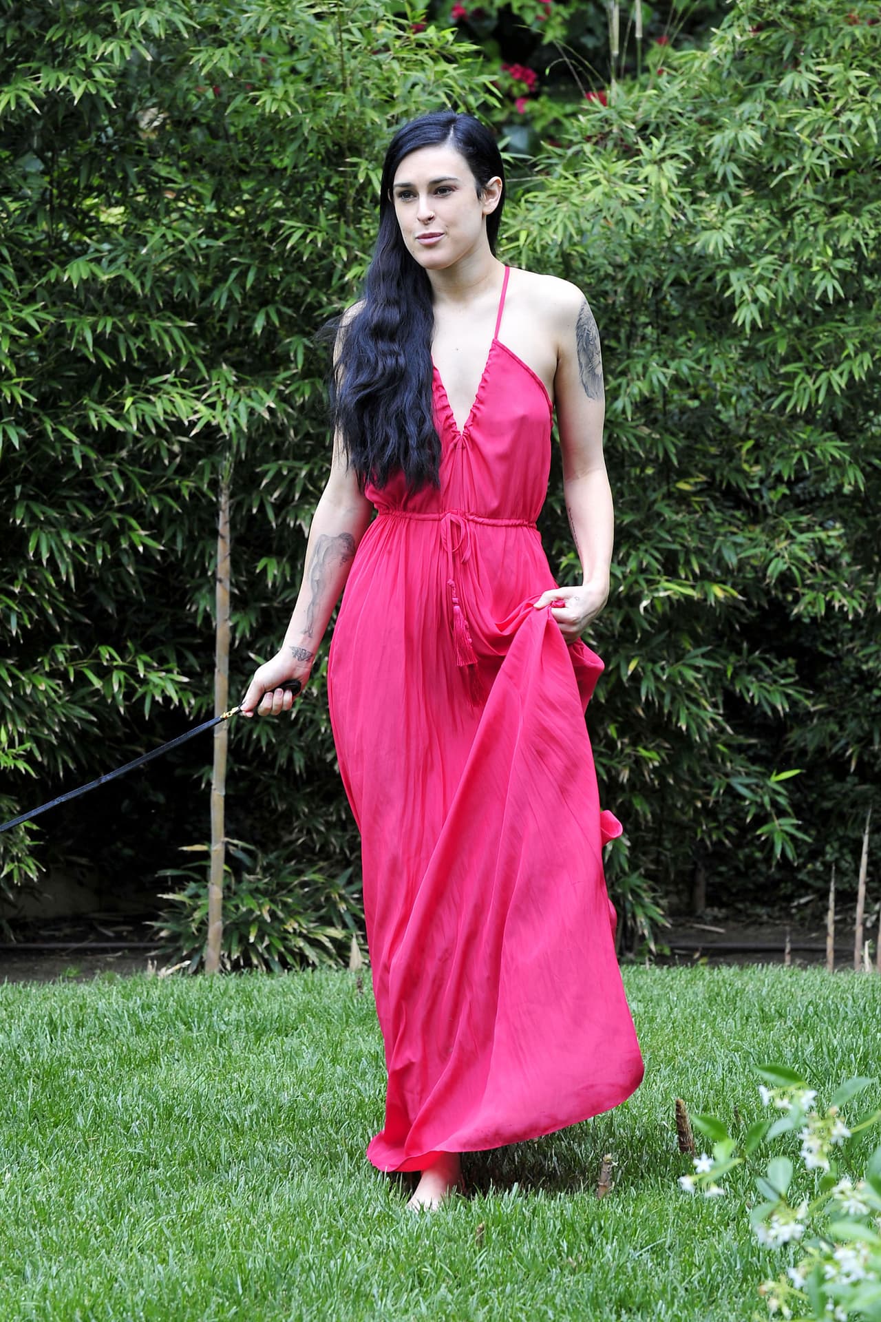 La actriz, cantante y bailarina lucía muy entretenida con el can.