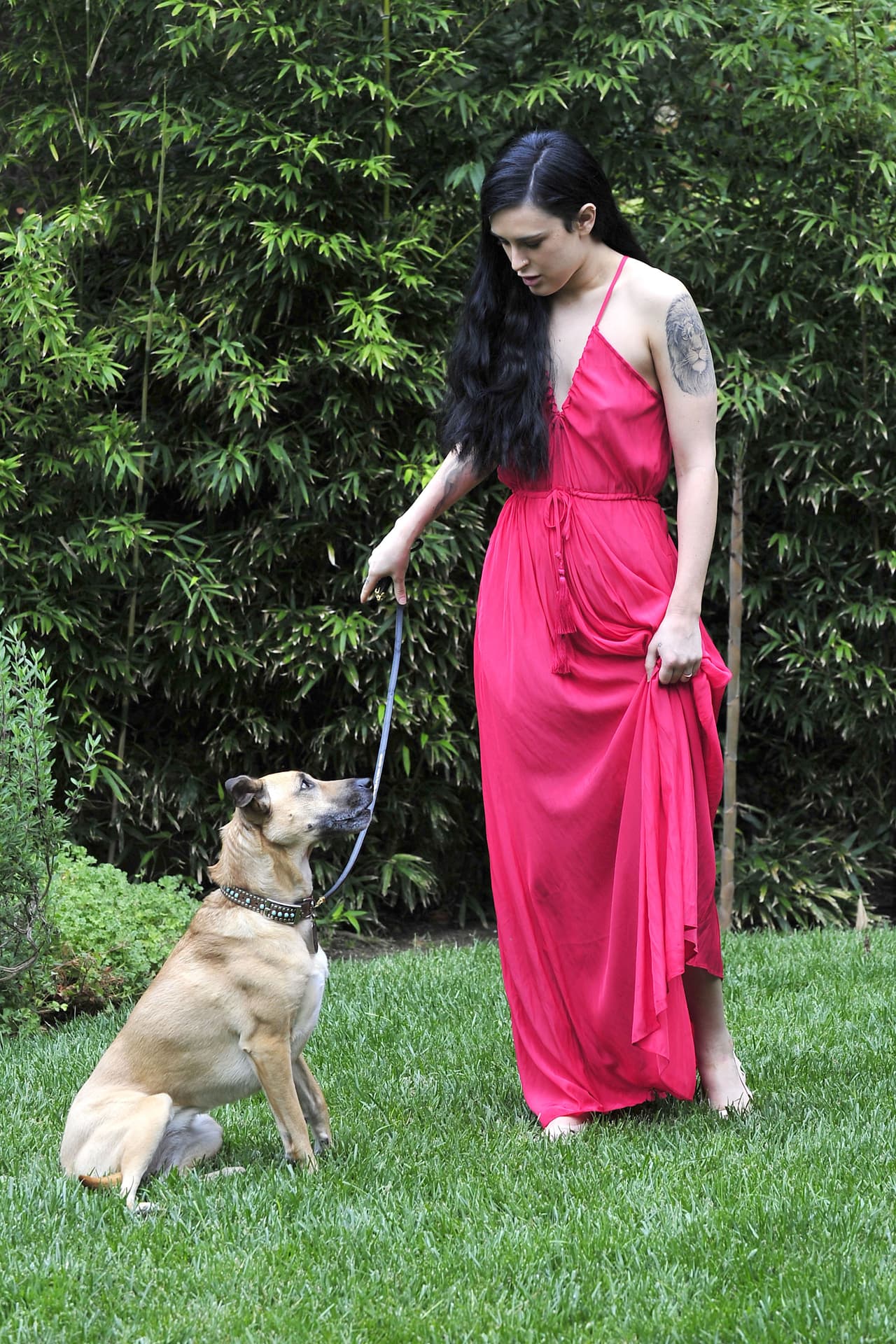 ¡Hasta para estar con el perro ella viste lo mejor!