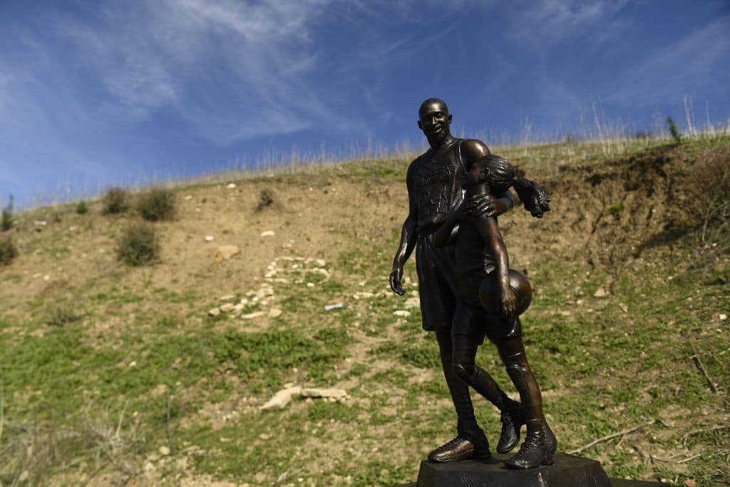 En el lugar donde ocurrió el accidente se ubicó la escultura de bronce del artista Dan Medina, la cual muestra a Kobe Bryant con su hija Gianna Bryant.