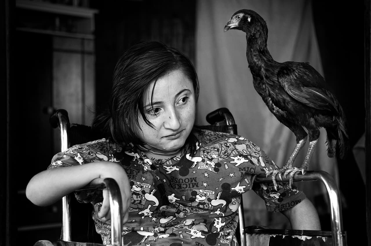 Mónica Gabriela Rais (21 años) sufre de paraplejía y trastorno de desarrollo intelectual. Nació cuando su madre tenía 15 años y trabajaba en granjas de tabaco.