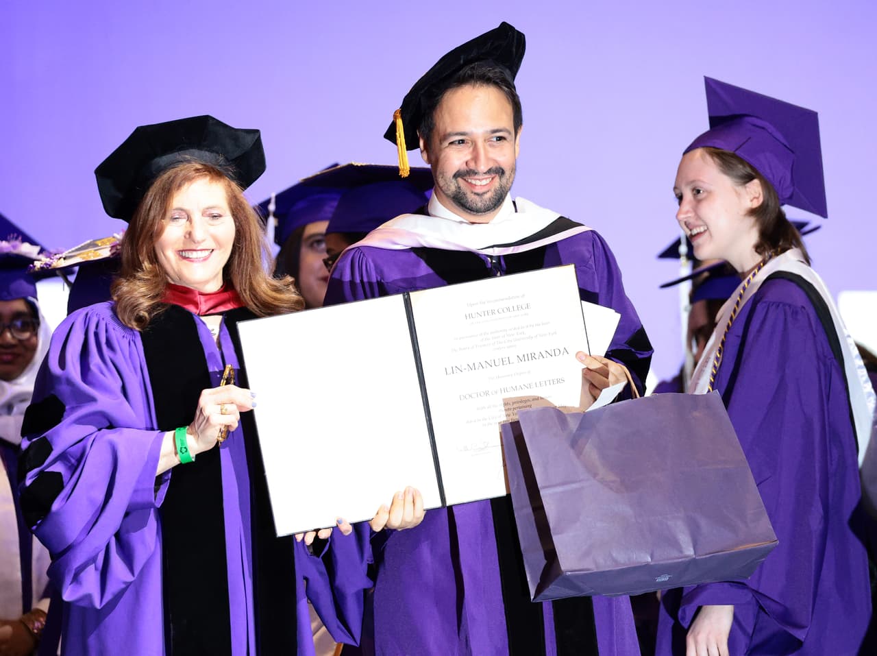 La presidenta del Hunter College, Jennifer J. Raab, otorga un importante reconocimiento académico al puertorriqueño Lin-Manuel Miranda.