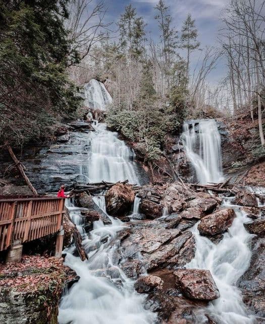 <b><a href="https://www.fs.usda.gov/recarea/conf/recarea/?recid=10517" target="_blank">Anna Ruby Falls</a></b>. Camina hasta las impresionantes cascadas dobles de Anna Ruby Falls en este sendero pavimentado apto para paseantes cerca del Parque Estatal Unicoi. Con poco menos de 1 milla, ida y vuelta, el sendero es una aventura especialmente apta para principiantes y para niños, y las frías mañanas de invierno en la cascada evitan las multitudes habituales.