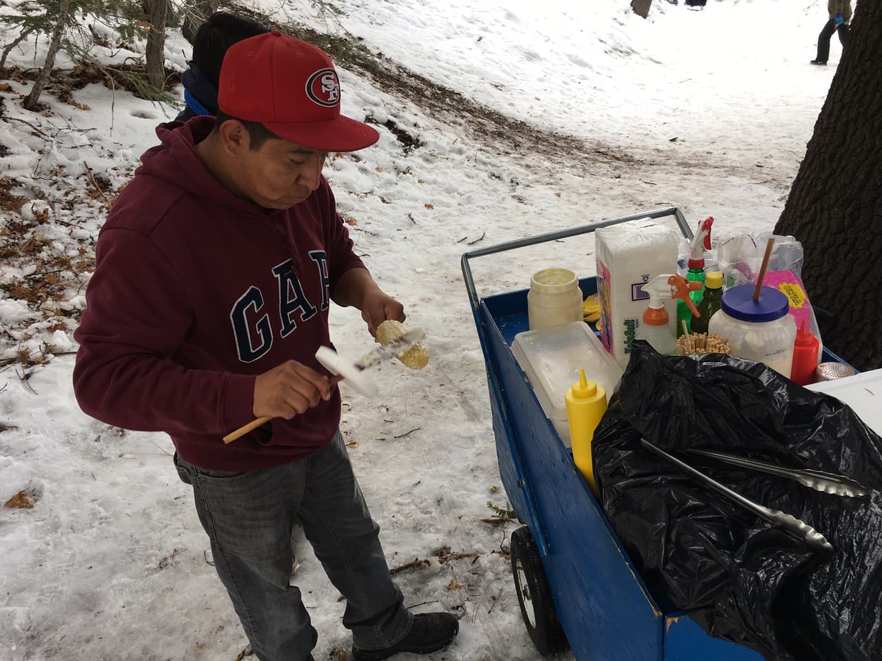 Martín Martínez vende elotes a los visitantes de Wrightwood, en el sur de California.