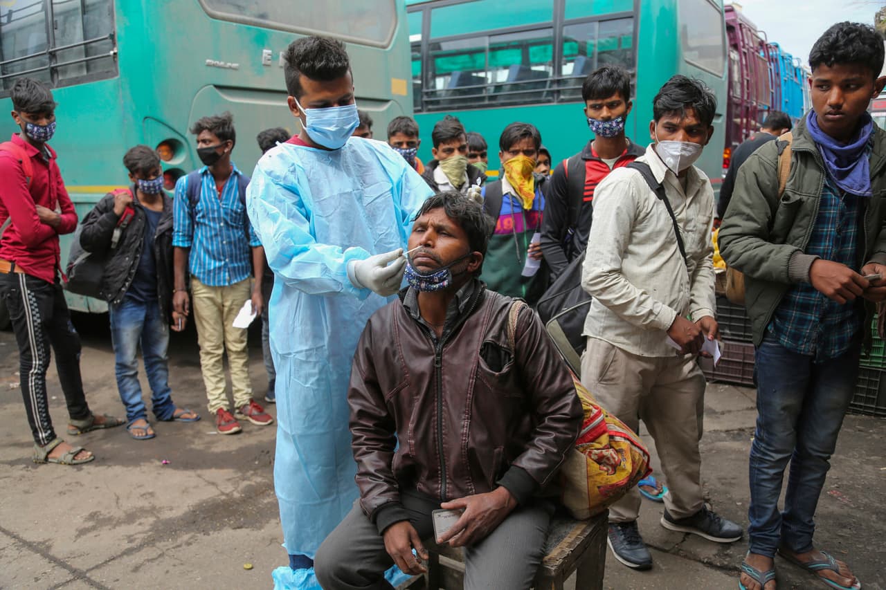 Un trabajador sanitario toma una muestra nasal para realizar una prueba de covid-19 el pasado 23 de marzo en Jammu, India.