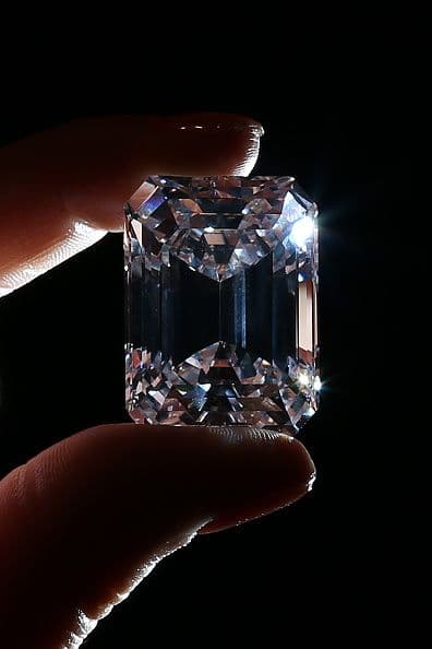 Descubierto en las minas De Beers, en Sudáfrica, el diamante fue cortado, pulido y perfeccionado durante más de un año hasta convertirse en la pieza estrella de una subasta de joyería de Sotheby's de 370 lotes.