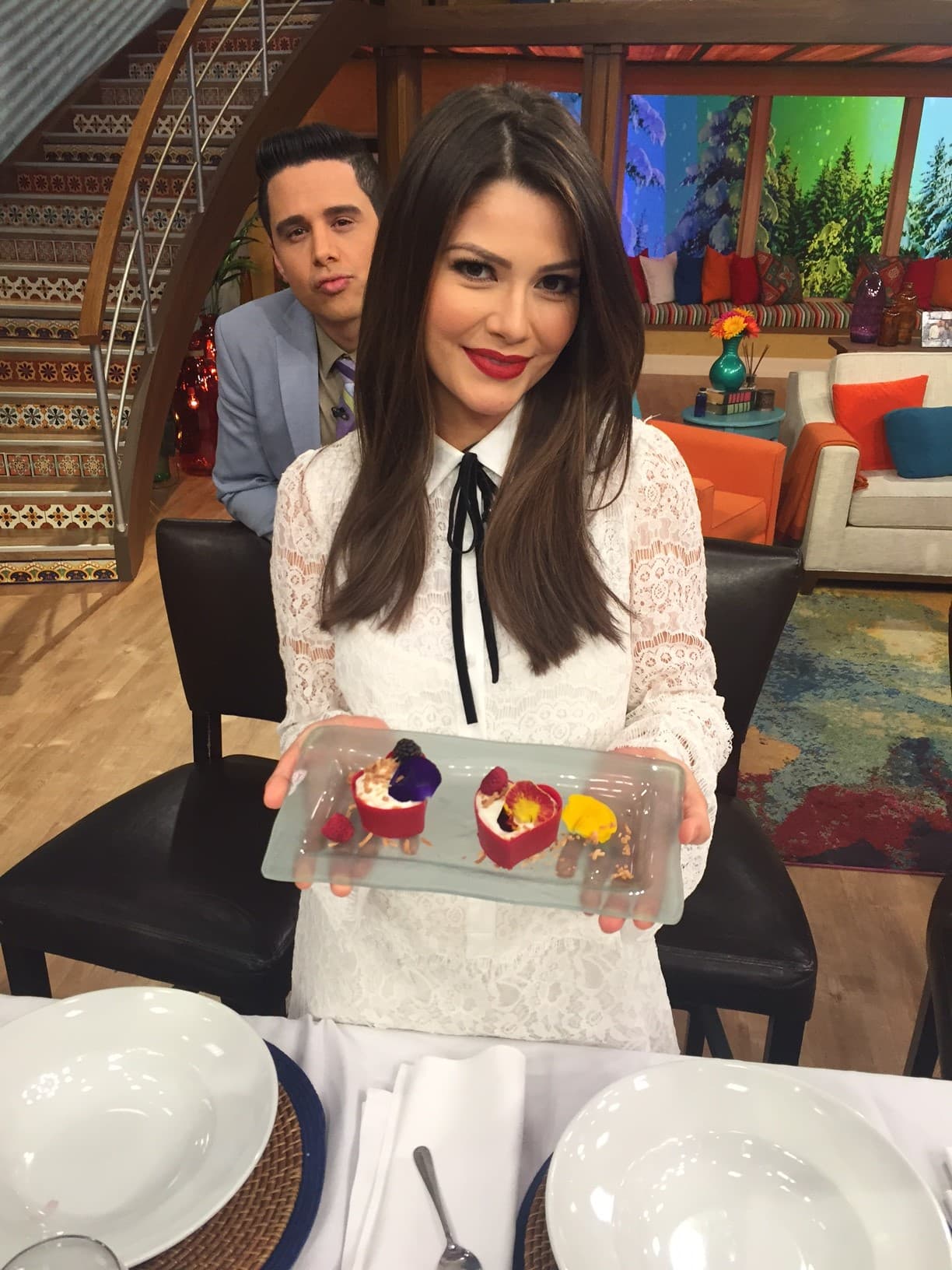 ¿Alguien gusta un postrecito? ¡Mejor vamos al juego de los pastelazos!