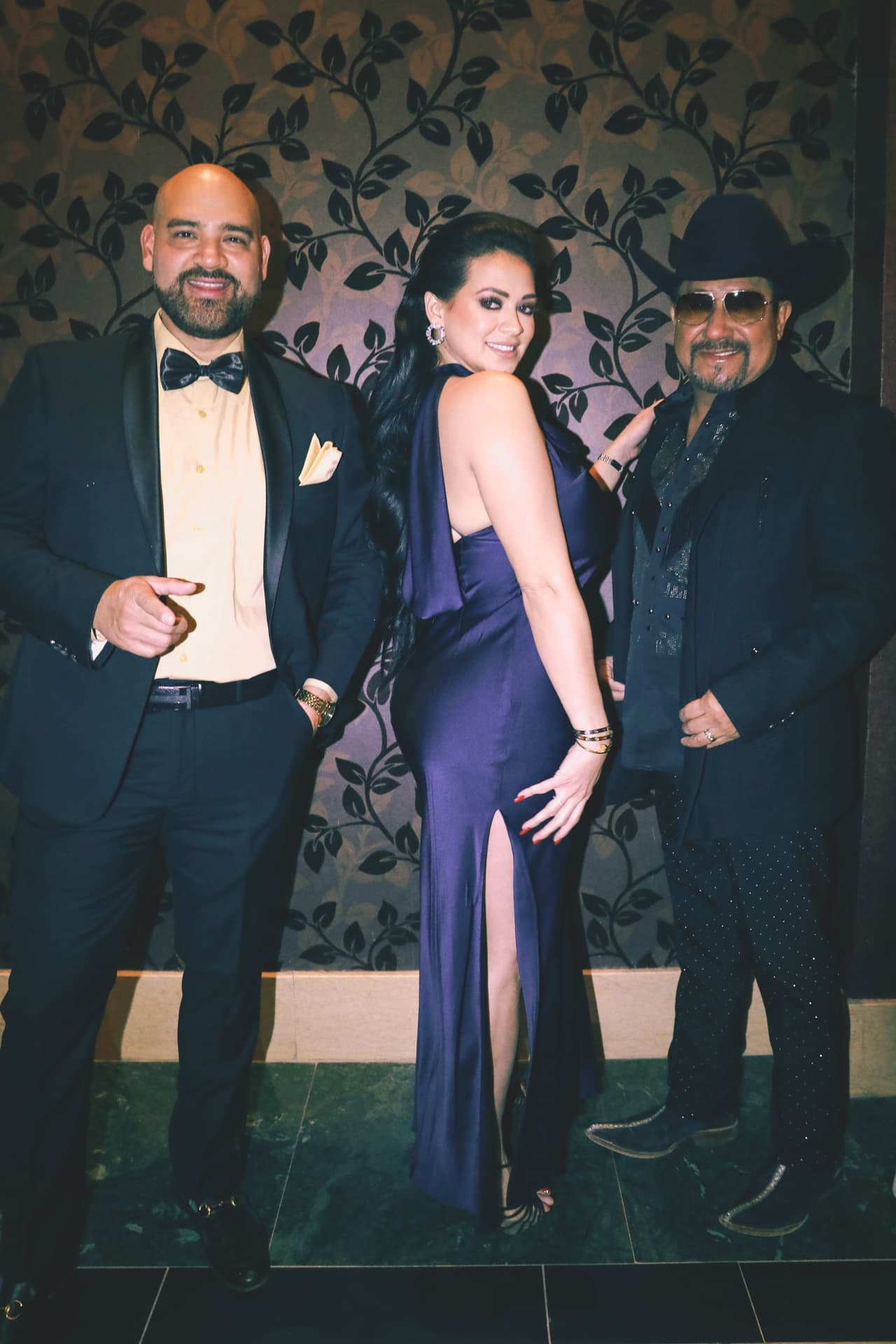 Por la noche los locutores asistieron al evento de la 
<b>Persona del Año</b>, donde esta vez el galardonado fue 
<b>Marco Antonio Solis</b>, y se vistieron muy elegantes para la cena.