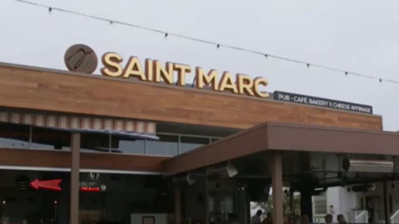 Un mesero pide una "prueba de residencia" a un grupo de latinas en un restaurante de California