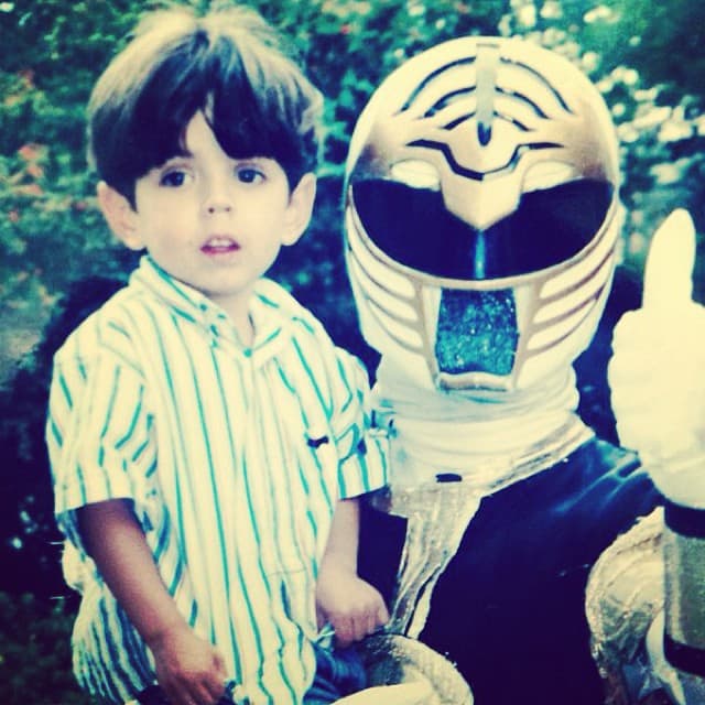 Victoria detalló que por su amistad con el productor Alejandro Gou, él le "hacía el favor, cuando tenía el espectáculo de los 'Power Rangers', de llevar su show varias veces" a las fiestas de José Eduardo, recuerdos que el joven actor todavía comparte en su cuenta de Instagram.