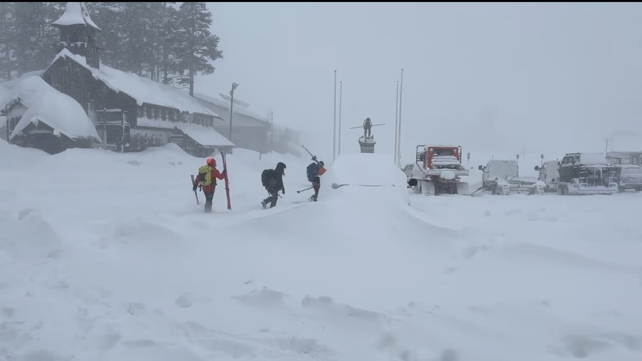 Inicialmente se reportó que 16 personas estaban involucradas, pero las autoridades aclararon que fueron 15 los esquiadores afectados; no se prevén más actualizaciones oficiales durante la noche, mientras los equipos evalúan si es seguro continuar. Castle Peak, una 
<b>montaña de 9,110 pies al norte de Donner Summit,</b> es un destino popular para el esquí de travesía.