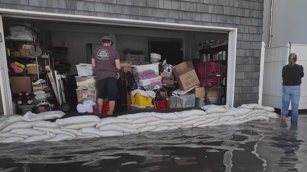 "Se murió mi sueño": viviendas, calles y negocios inundados Huntington Beach por el alto oleaje