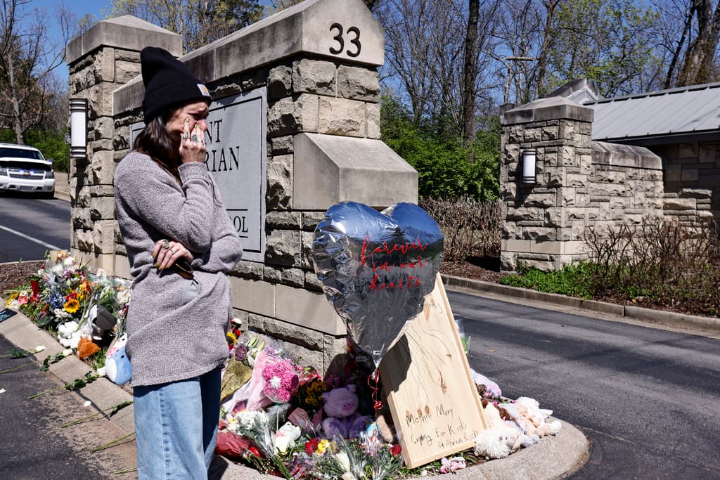 Una mujer se seca las lágrimas mientras visita un memorial improvisado en la entrada de The Covenant School el miércoles 29 de marzo de 2023, en Nashville, Tennessee.