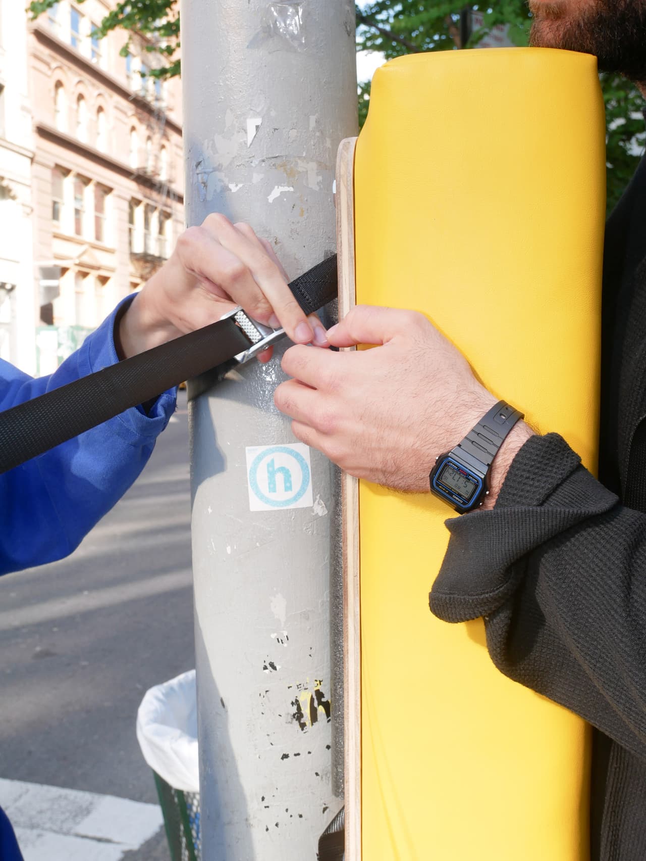 El saco se instala fácilmente con un sistema de correas en los postes de la ciudad.