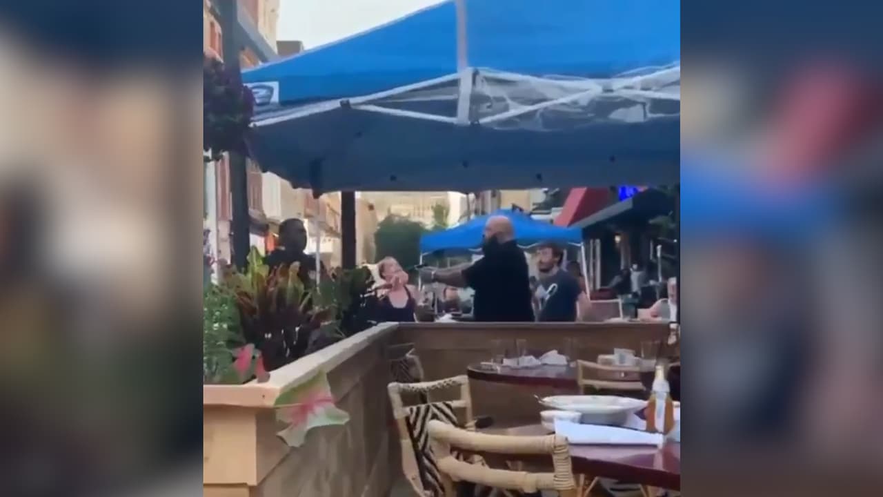 Hombre denuncia que no están guardando distanciamiento social en un restaurante y recibe amenaza con un arma
