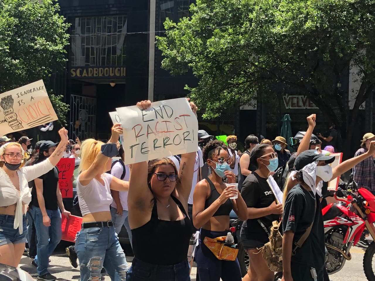 Según se informó, paredes y otras estructuras fueron vandalizadas con grafiti. El jefe de policía Brian Manley advirtió en Twitter que las autoridades tomarían medidas enérgicas contra el comportamiento ilegal.