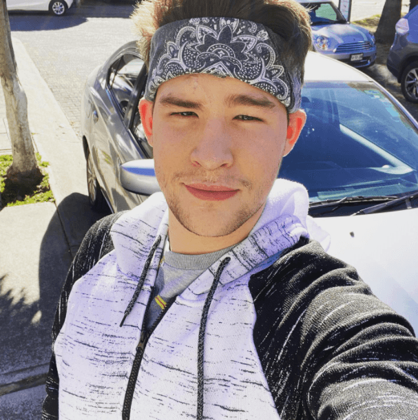 Asimismo, el varón de 23 años es muy activo en redes sociales, en donde comparte sus pasatiempos favoritos, vacaciones y ‘selfies’.