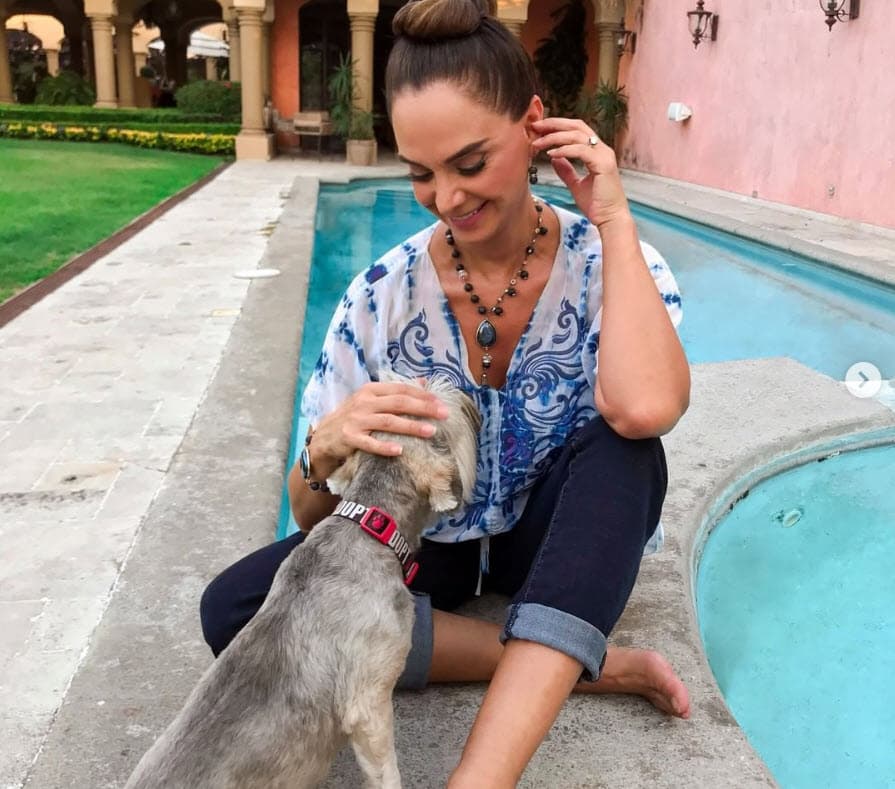 Esa educación que recibió por parte de sus padres la formó para ser una mujer que "
<b><a href="https://www.univision.com/entretenimiento/lupita-jones-no-descarta-que-yalitza-aparicio-compita-en-miss-universo-pero-algo-le-falta-fotos" target="_blank">nunca se agacha</a></b> y que sabe que en ocasiones tiene que alzar la voz para que la escuchen". 
<br>