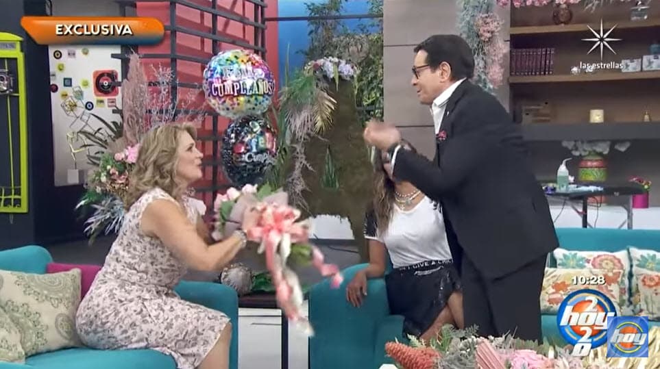La mañana del lunes 10 de agosto, Erika Buenfil recibió 
<b><a href="https://www.univision.com/shows/hoy/exclusiva-erika-buenfil-se-enfrenta-cara-a-cara-con-pepillo-origel-hubo-lagrimas-enojo-y-flores-video" target="_blank">una disculpa</a> </b>por parte de Juan José Origel en vivo, en el foro de 
<b><a href="https://www.univision.com/shows/hoy" target="_blank">Hoy </a></b>ante millones de televidentes en México y EEUU. "Yo, en lo personal, nunca hablé del niño, yo lo conozco desde chiquito, no tengo nada qué hablar", dijo el periodista, luego se levantó del sillón, tomó un ramo de flores y se lo entregó a Buenfil.
<br>
<br>