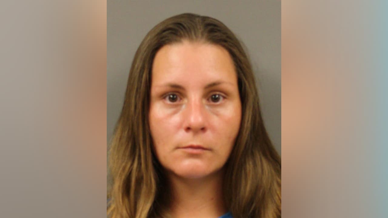 Laura Katherine Crunk, es sospechosa de posesión de ID falsa y fraude.