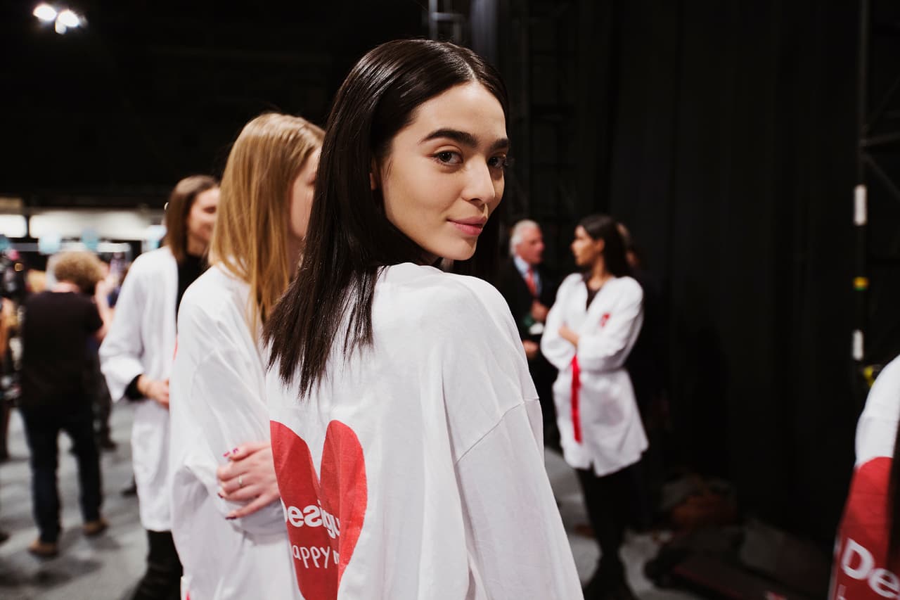En la temporada de desfiles pasada, la vimos cerrar el show de Carolina Herrera, eso convirtió su cara en una insignia de la nueva generación de modelos latinas. Su rostro, poco convencional y sus cejas fuertes fueron alabadas por la crítica. Aquí, lista para el primer ensayo.