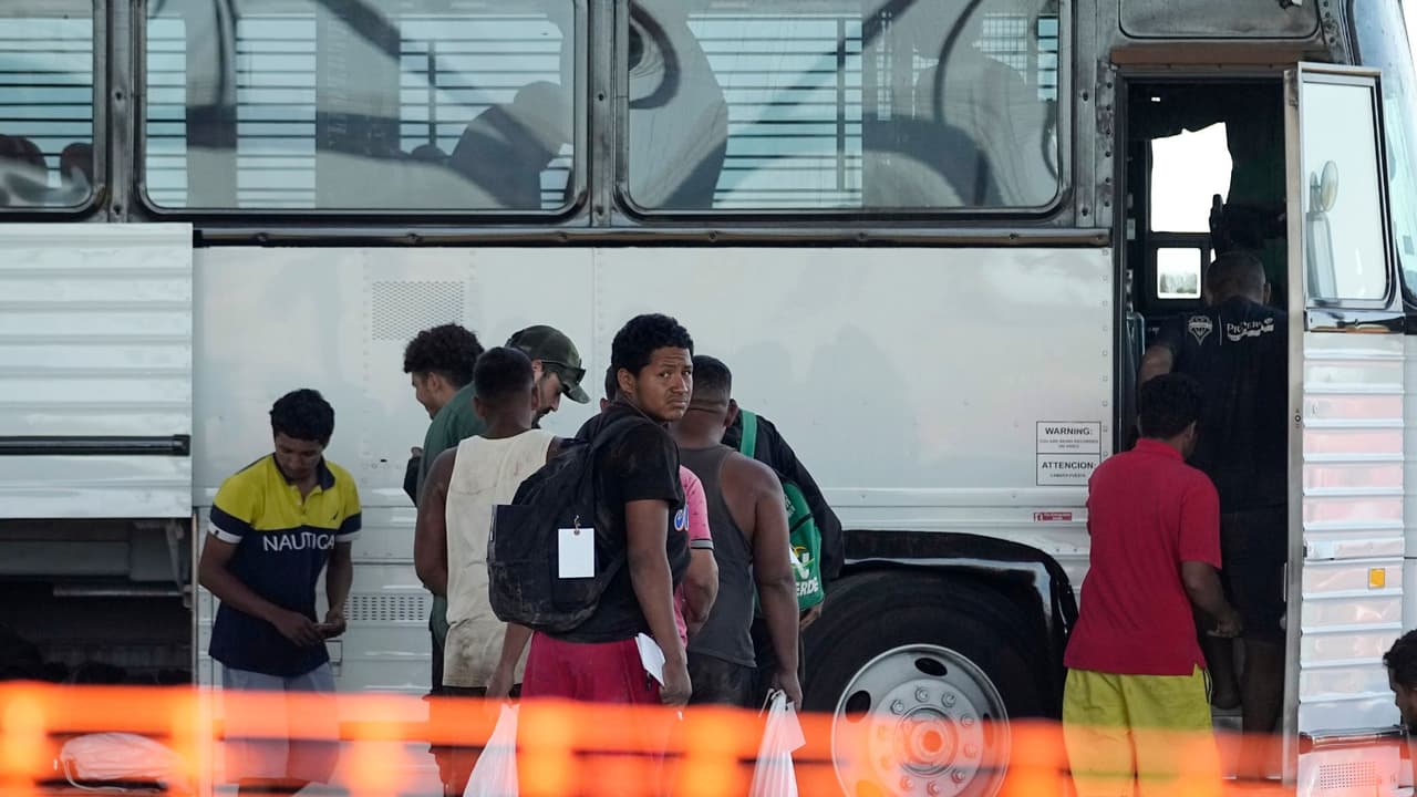Gobernador de Texas anuncia más autobuses para llevarse a inmigrantes de la frontera