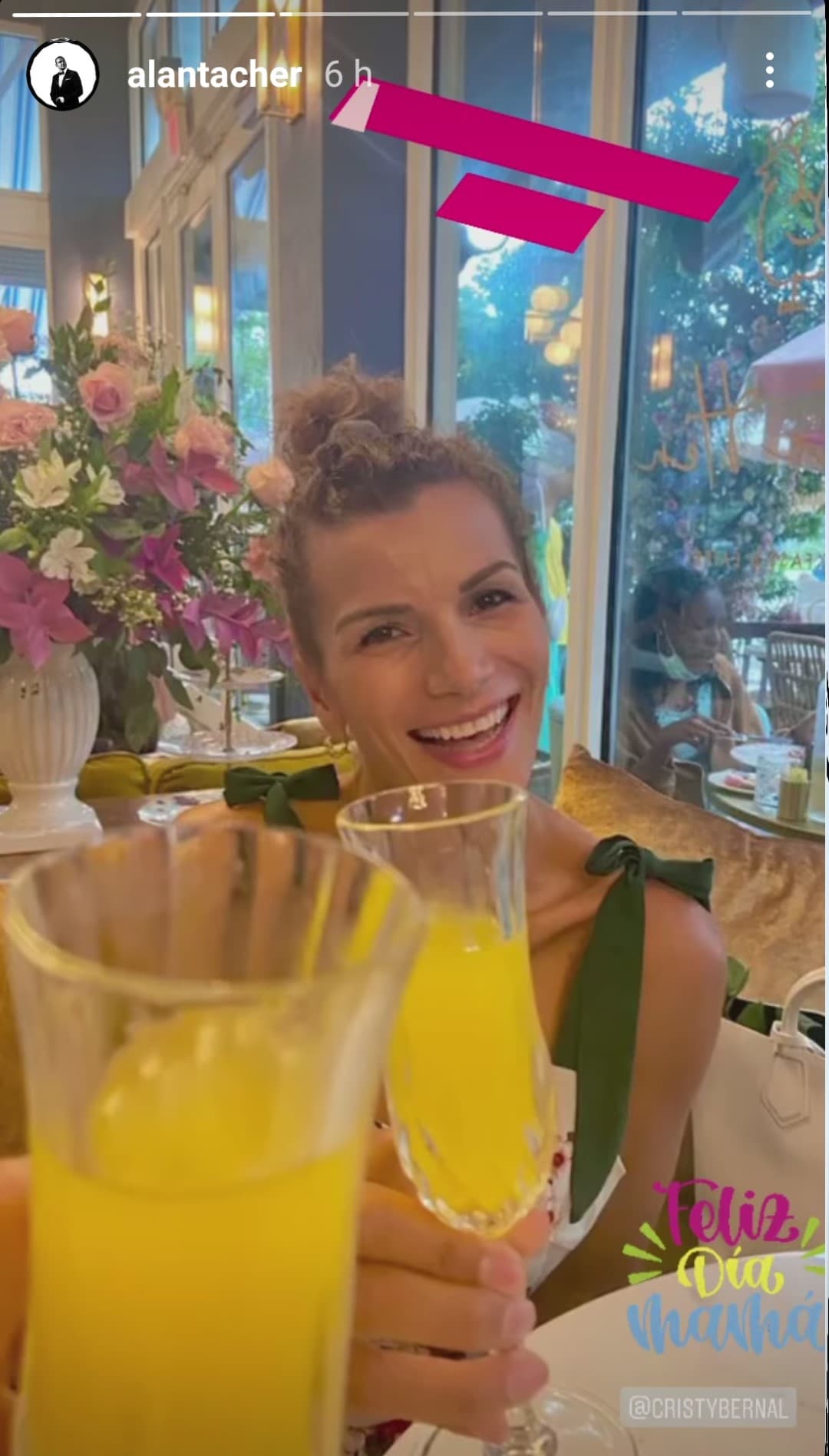 Cristy no podía ocultar su alegría, sin duda la pasó de lo lindo en este domingo familiar.