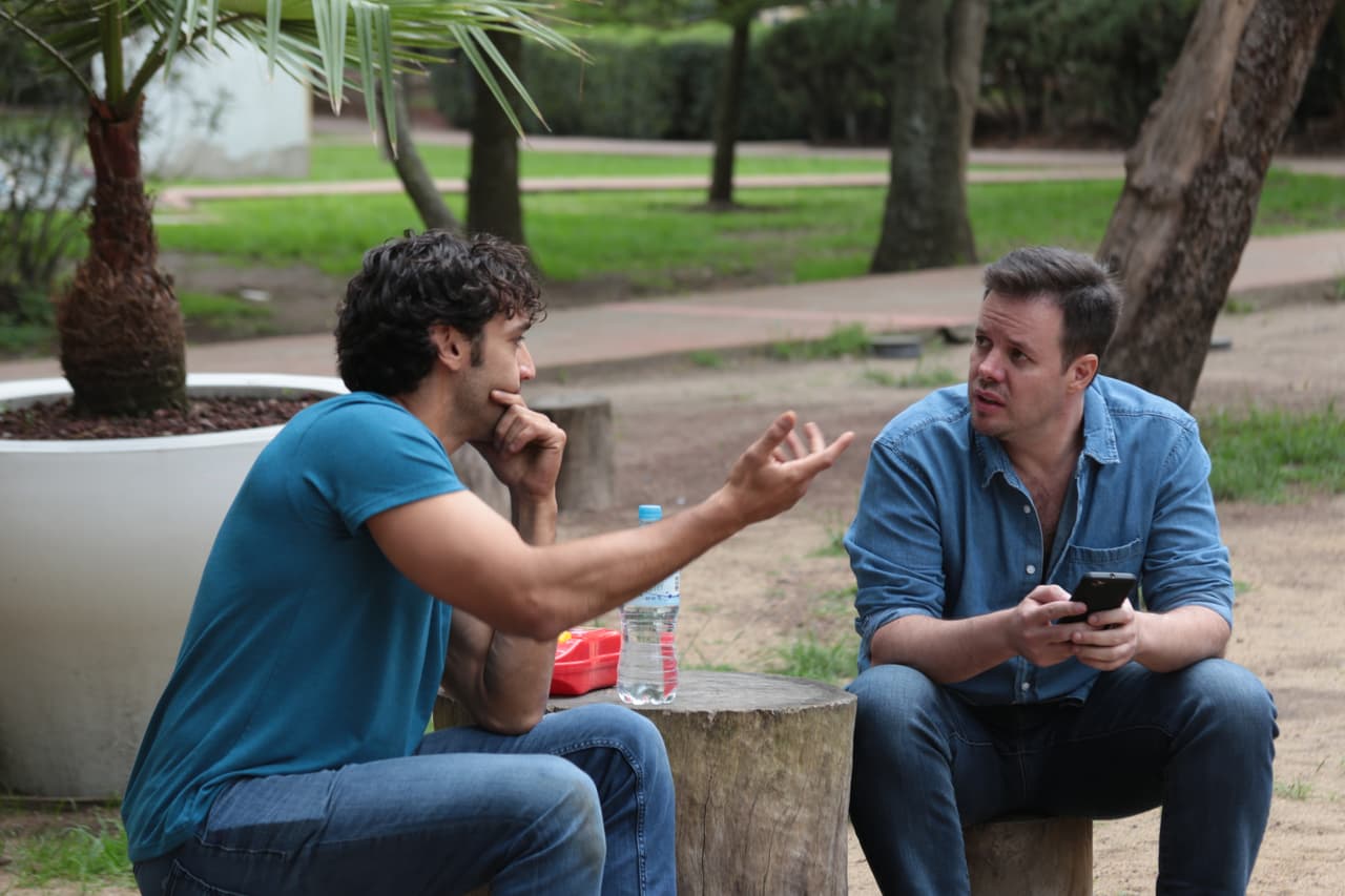 En el lugar se encuentra a Alberto, un padre divorciado que no le presta importancia a compartir con su hijo, pues cree que ponerlo a ver televisión y dejar jugar solo al niño es suficiente. 
<br>
<br>
<b><a href="http://www.univision.com/noticias/la-fuerza-de-creer/episodio-1-de-la-fuerza-de-creer-la-importancia-de-jugar-con-tus-hijos">Vea el episodio aquí</a></b>