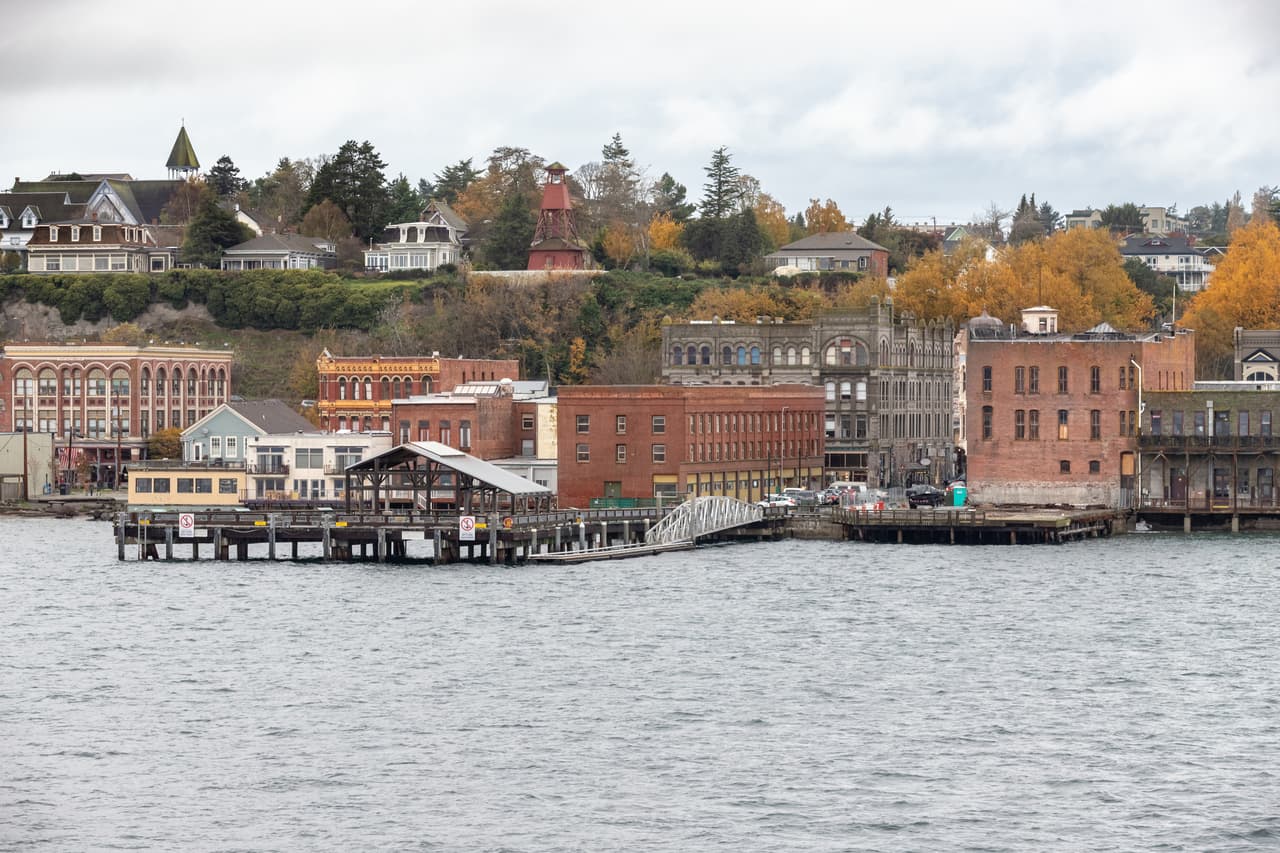 <b>Port Townsend, Washington</b>
<br>
<br>Población: 9,551 habitantes.
<br>
<br>Este puerto marítimo victoriano tiene dos distritos que pertenecen a los Monumentos Históricos Nacionales, aunque su historia se remonta a los tiempos de los nativos S'Klallam, que habitaban la zona. Está a solo dos horas de Seattle y tiene muchos restaurantes, una interesante escena artística y millas de playas y senderos.
<br>