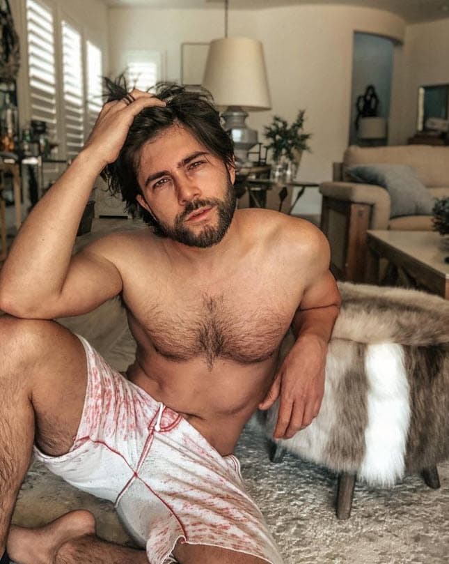 '¿Qué le pasa a mi familia?' Se desarrolla en el estado de Guanajuato, lugar de donde Fernando es originario: "Mi Guanajuato hermosísimo, eso me emocionó mucho porque 
<b>soy de ahí y mi familia también</b>".
<br>