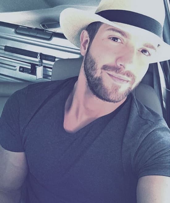 Pablo Alborán también parece tener una colección de sombreros y este es uno de ellos.