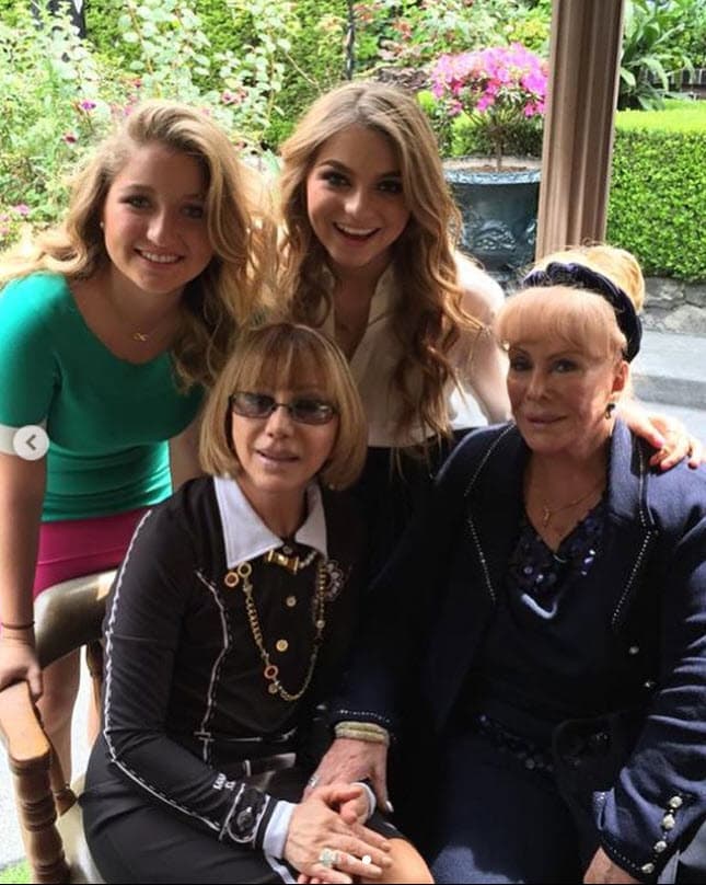 "Que por nada del mundo dejara de perseguir mis sueños, que no hiciera caso a comentarios feos, que me pusiera mascarillas en mi pelo y que lo más importante era que me cuidara el cuello porque era lo que más rápido se arrugaba ja ja ja. Que estaba muy orgullosa de mi por todo lo que había logrado".
<br>