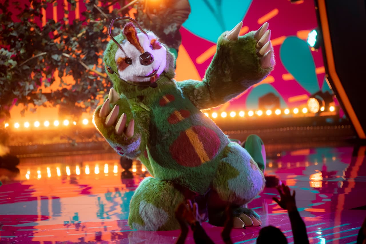 Este tierno animalito llegó con mucho rock y el tema 'Beggin'. Los 'investigadores' dejaron su silla de inmediato y tras verlo actuar dijeron que detrás de este personaje podrían estar Reyli, Alex Lora y hasta Sebastián Rulli.