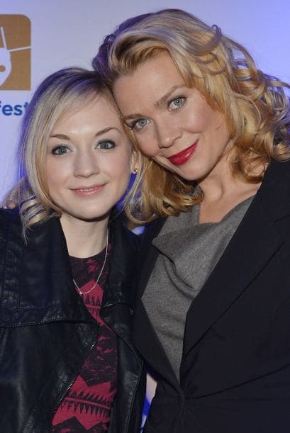 Emily con Laurie Holden (Andrea) en un evento de promoción del show en febrero de 2013. Mira aquí los videos más chismosos.