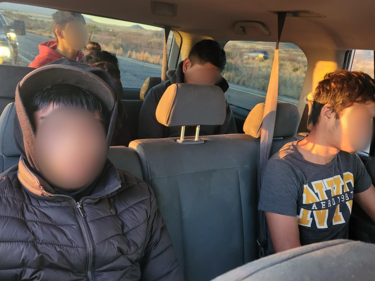 Los jóvenes trasladaban el viernes a cuatro ciudadanos mexicanos, sin documentos para migrar.