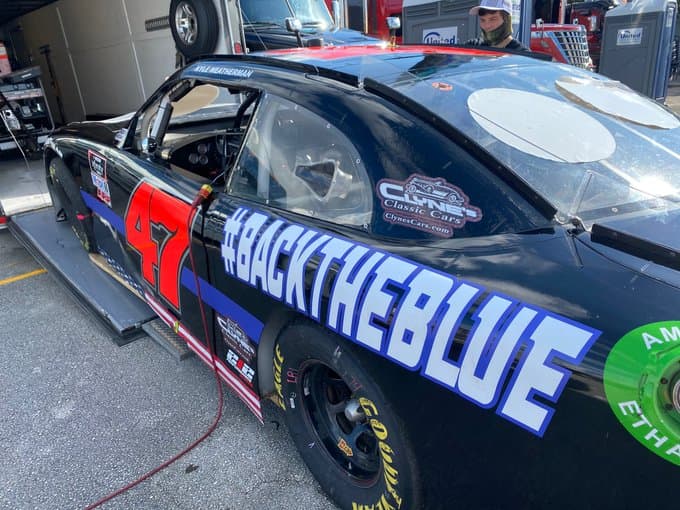 El piloto Kyle Weatherman fue quien manejó un Chevy Camaro con el número 47, con el letrero #backtheblue.