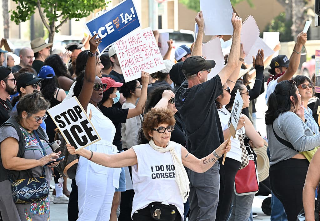 Durante la manifestación en Pasadena, se le reclamó al gobierno de Donald Trump que le asigne fondos a ICE para "aterrorizar" familias, pero que no tenga dinero para ofrecer viviendas a la gente.